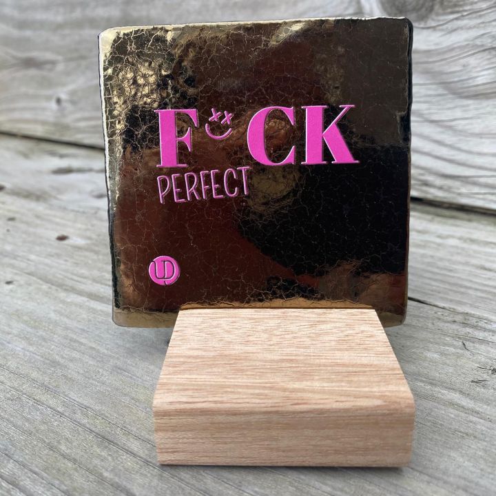 F.ck Perfect Goud met standaard.jpg